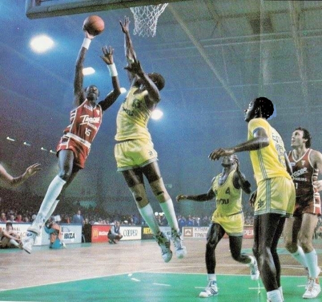Bob McAdoo in entrata contro il Maccabi